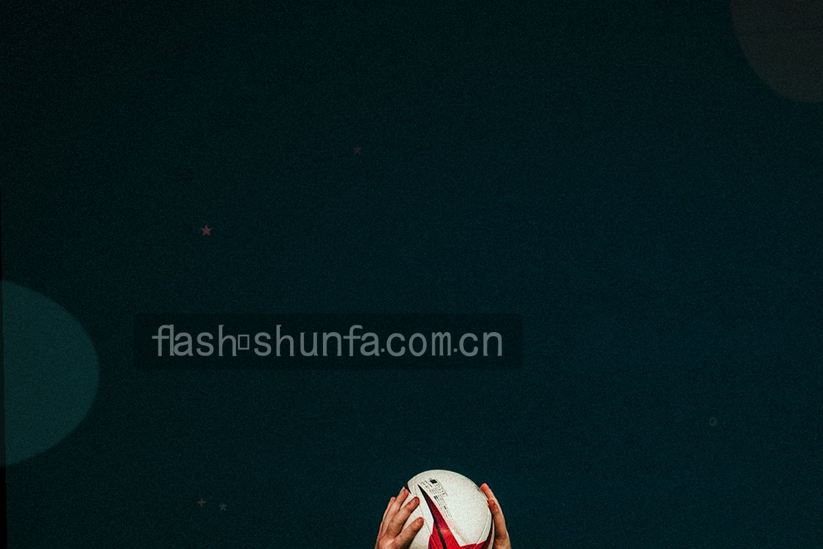 低角度拍摄的球场地面与球的瞬间，画面中只出现腿部以下